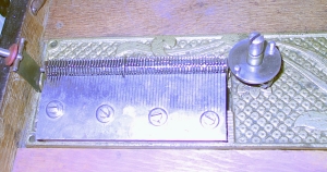 A box with a single comb