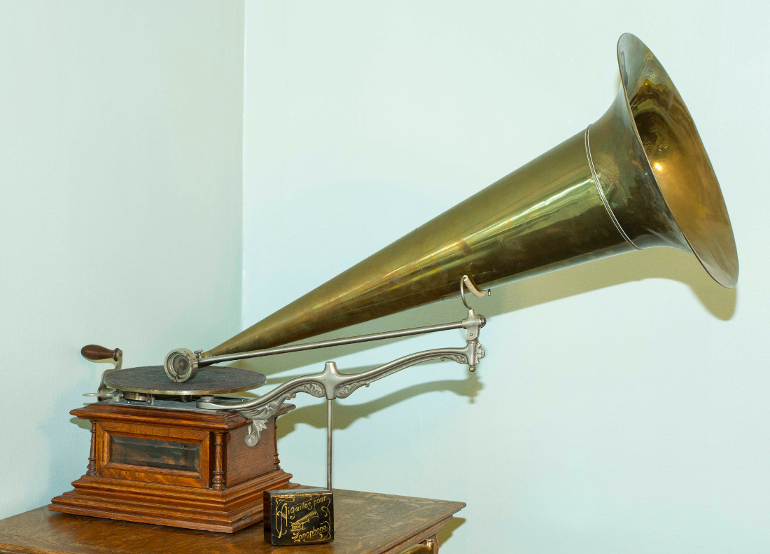  Glass sided Concert Grand Zonophone
