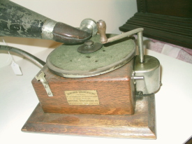 Berliner Gramophone side view